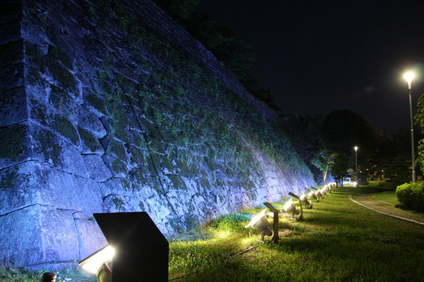 春の海ごみゼロウィーク～盛岡城跡公園の石垣をブルーにライトアップ