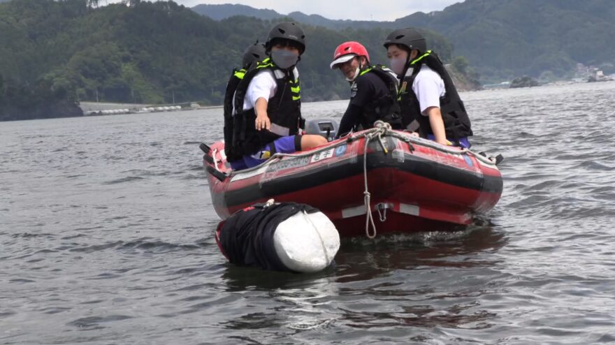 釜石発～中学生がボートでの救助訓練体験
