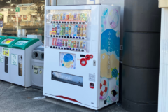 海洋ごみ問題啓発ラッピングの自販機を設置しました！